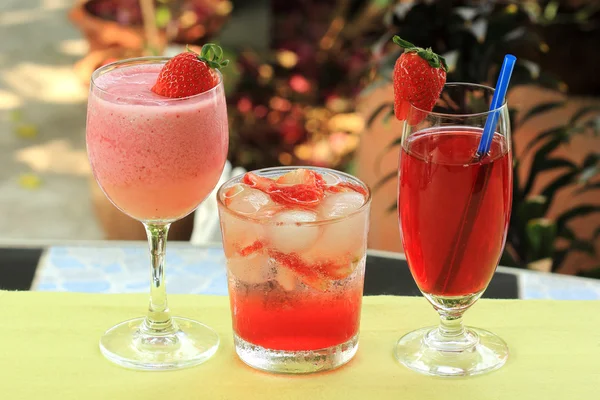 Zumo de fresa, refresco y batido —  Fotos de Stock