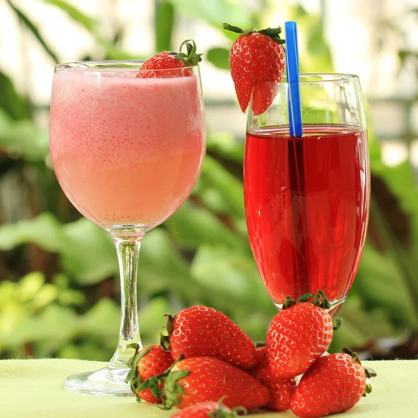 Strawberry juice and smoothie — Stock Photo, Image