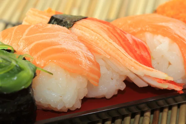 Sushi im Tablett — Stockfoto