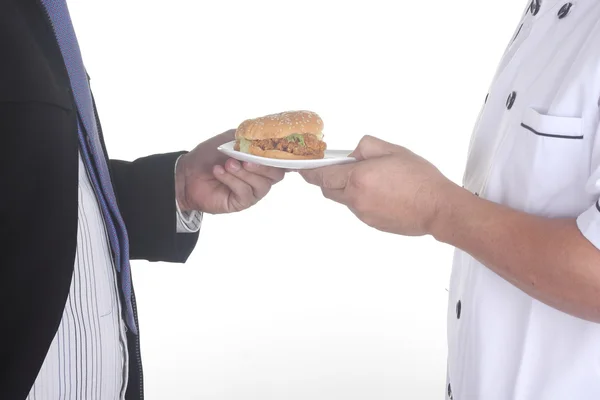 Koch präsentiert Hamburger — Stockfoto