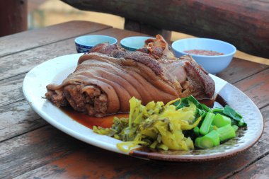 Demlenmiş Domuz bacak