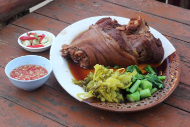 Demlenmiş Domuz bacak