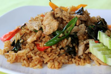 basil, biber ve domuz (khao pad krapao moo kızarmış pilav)