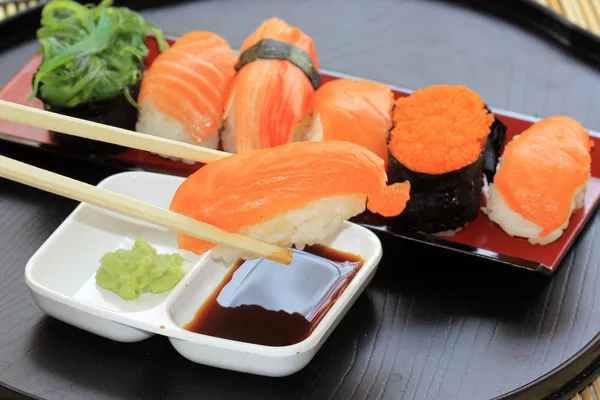 Salmone, gamberetti, sushi di alghe nel vassoio — Foto Stock
