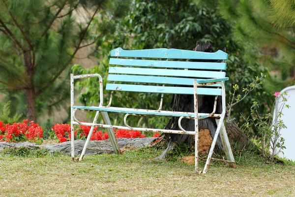 Голубая деревянная скамейка — стоковое фото