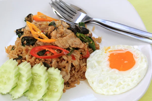 Stekt ris med basilika, chili och fläsk (khao pad krapao moo) — Stockfoto