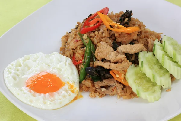 Stekt ris med basilika, chili och fläsk (khao pad krapao moo) — Stockfoto