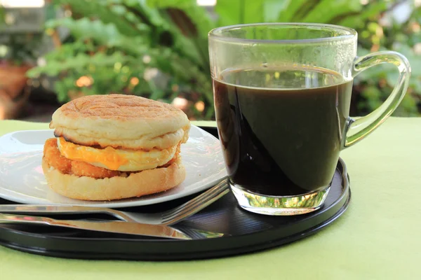 Muffin chicken with black coffee — Stock Photo, Image