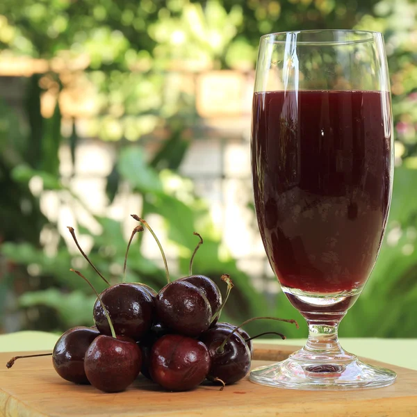 Cherry juice and cherries — Stock Photo, Image