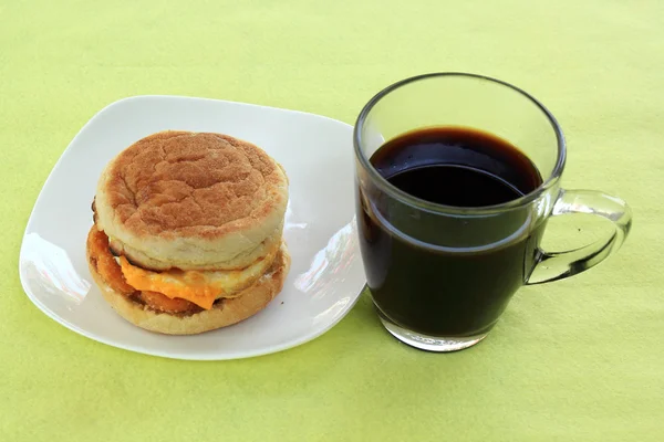 Pollo de magdalena con café negro — Foto de Stock