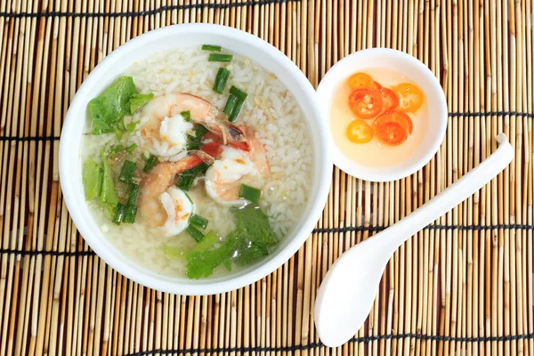 Riz bouilli thaïlandais aux crevettes — Photo