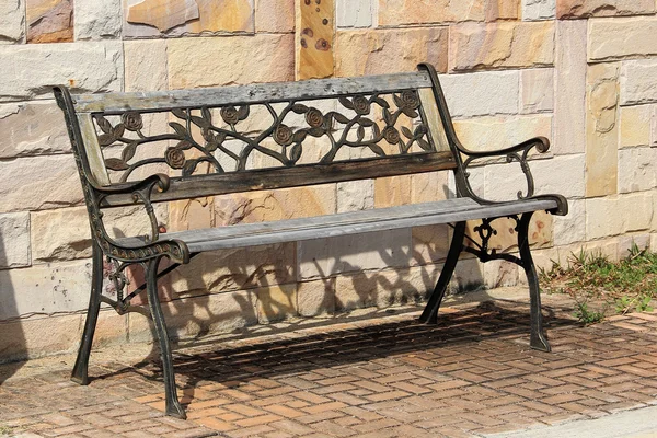 Old wood and metal bench — Stock Photo, Image