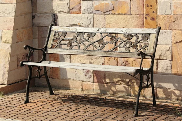 Old wood and metal bench — Stock Photo, Image