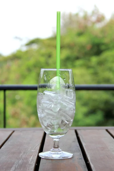 Ett glas uppfriskande iskub — Stockfoto