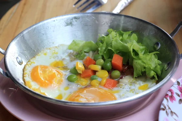 Тайська яйця омлет в каструлі — стокове фото