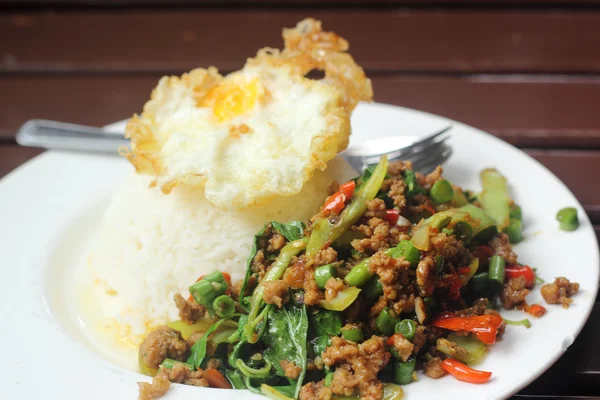 Aduk daging babi cincang dan cabai, kemangi disajikan dengan nasi kukus — Stok Foto