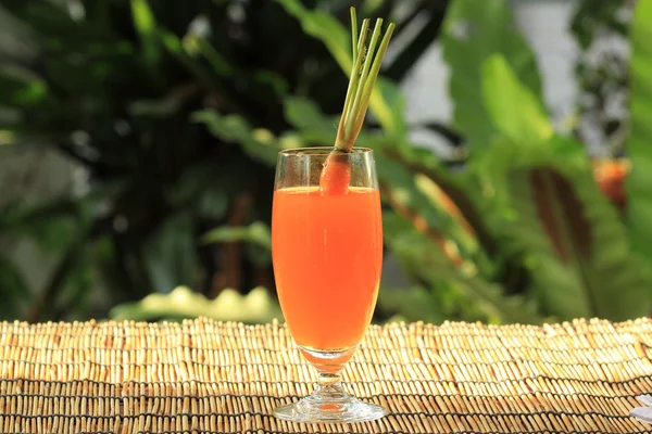 Copo de suco de cenoura fresca — Fotografia de Stock