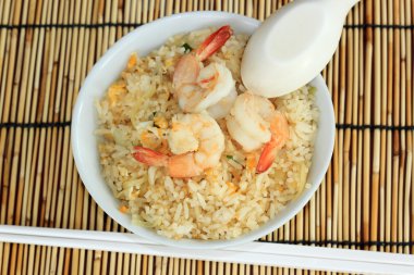 Kızarmış karidesli pilav karıştırın