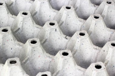 yumurta kadar kağıt tepsisini kapatın