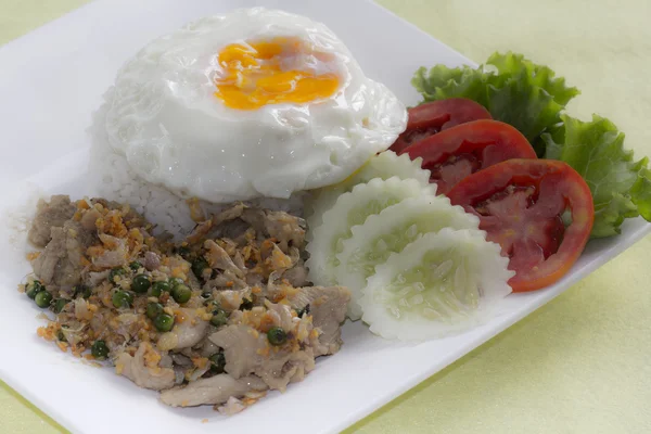 Gebratenes Schweinefleisch mit Dampfreis umrühren — Stockfoto