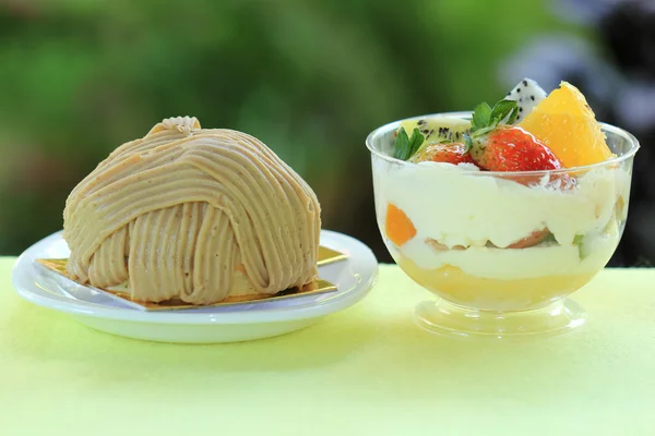 Mont blanc pastel y mezcla tarta de frutas —  Fotos de Stock