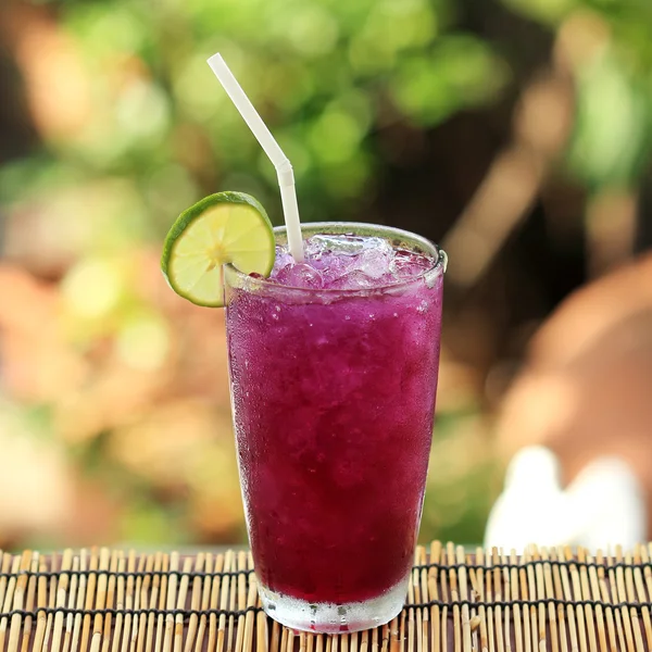 Butterfly pea SAP met kalk voor drankje — Stockfoto