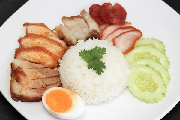 Misture carne de porco churrasco com arroz a vapor — Fotografia de Stock