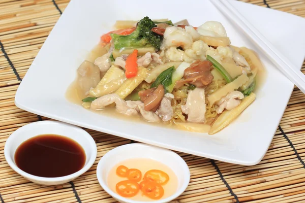 Chinese stijl roer gele noedels met jus saus — Stockfoto