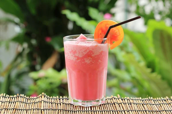 Friss egészséges frissítő paradicsom smoothies — Stock Fotó