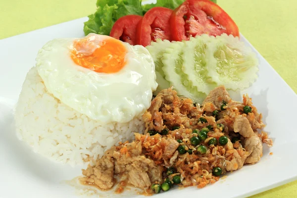 Bawang putih dan lada goreng daging babi pada beras — Stok Foto