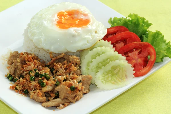 Ajo y pimienta de cerdo frito sobre arroz — Foto de Stock