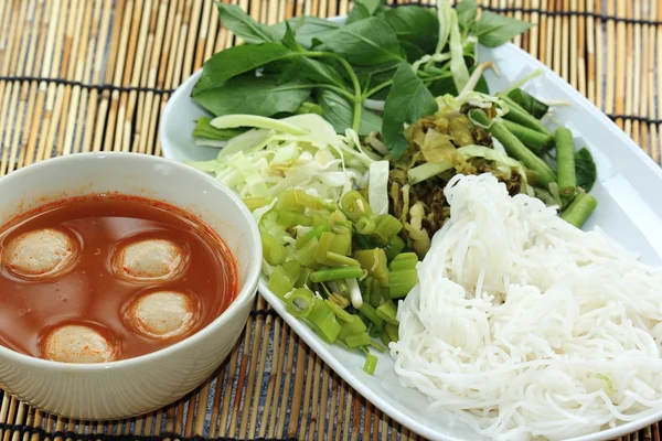 Bola de pescado al curry sopa de coco con fideos de arroz —  Fotos de Stock