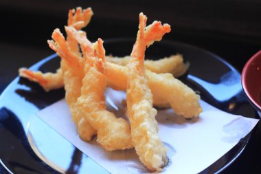 Lezzetli tempura (derin kızarmış karides)