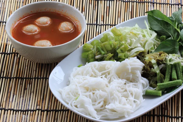 Thai Fish ball curry sopa de coco con fideos de arroz —  Fotos de Stock
