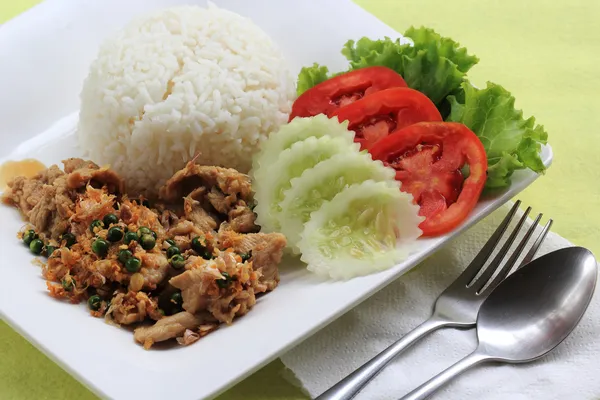Bawang putih dan lada goreng daging babi pada beras — Stok Foto