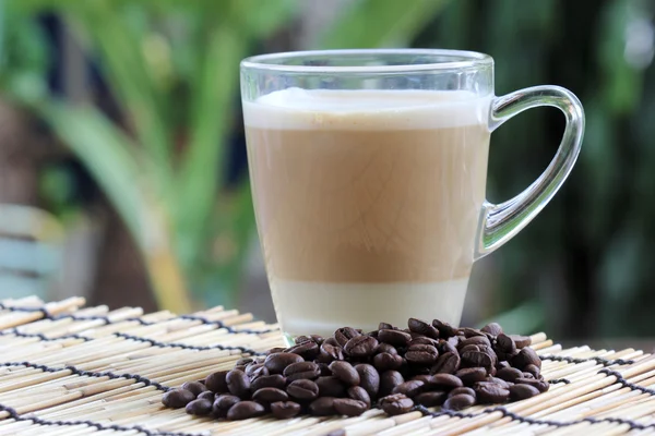 Cappuccino e chicco di caffè — Foto Stock