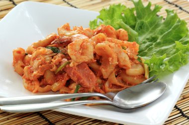 karides ile kızartılmış makarna