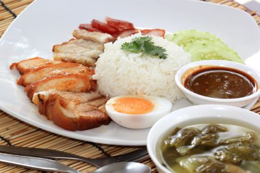 Buhar pirinç üzerine karışık Barbekü