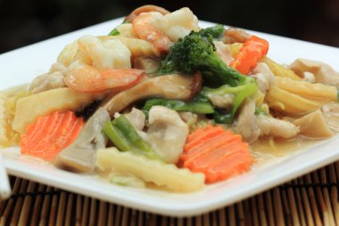 Sarı noodle ile bir kremalı sos sos