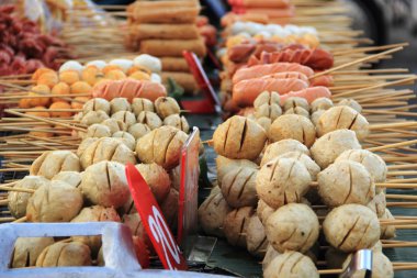 Tay tarzı et topu ve sosis