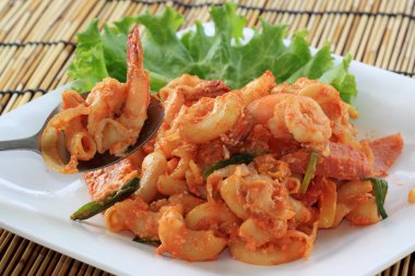 karides ile kızartılmış makarna