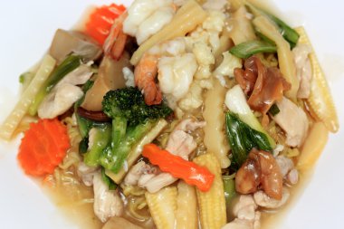 Çin stili sarı kızarmış noodle ile et suyu sosu ilave edin