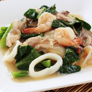 et suyu batırılmış kızarmış noodle