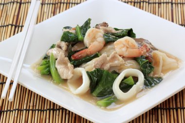 et suyu batırılmış kızarmış noodle