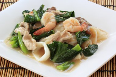 et suyu batırılmış kızarmış noodle