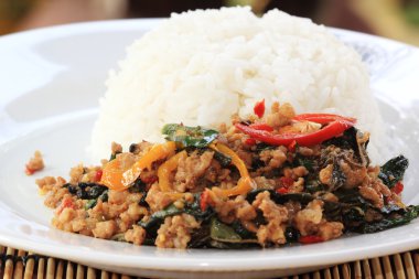 Pad krapao moo, baharatlı Tayland kutsal fesleğen soslu domuz eti tavada kızartılmış