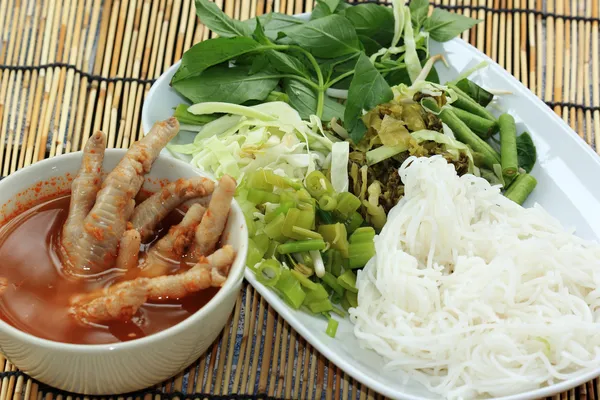 泰国鸡肉腿咖喱椰子面条汤 — 图库照片