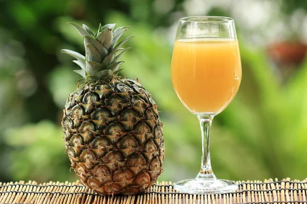 Fresh pineapple and juice — Stock Photo, Image