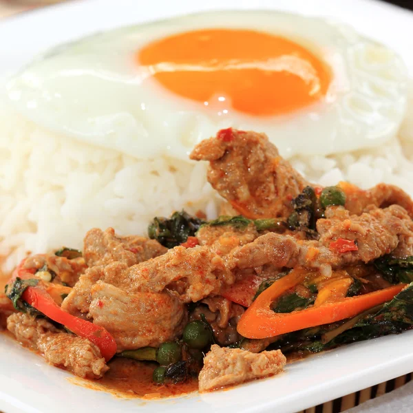 煮込み牛肉タイ赤カレーし、ご飯の蒸気 — ストック写真