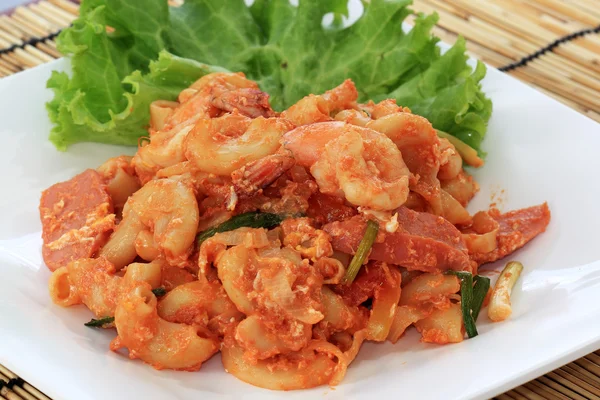 Maccheroni fritti con gamberetti — Foto Stock